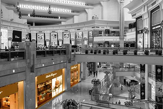 Lojas coloridas em destaque num shopping PB Lojas coloridas em destaque num shopping PB