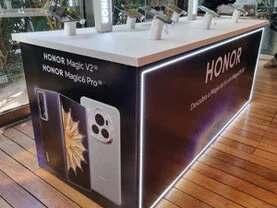 Vista diagonal do mobiliárrio com alarmes instalados